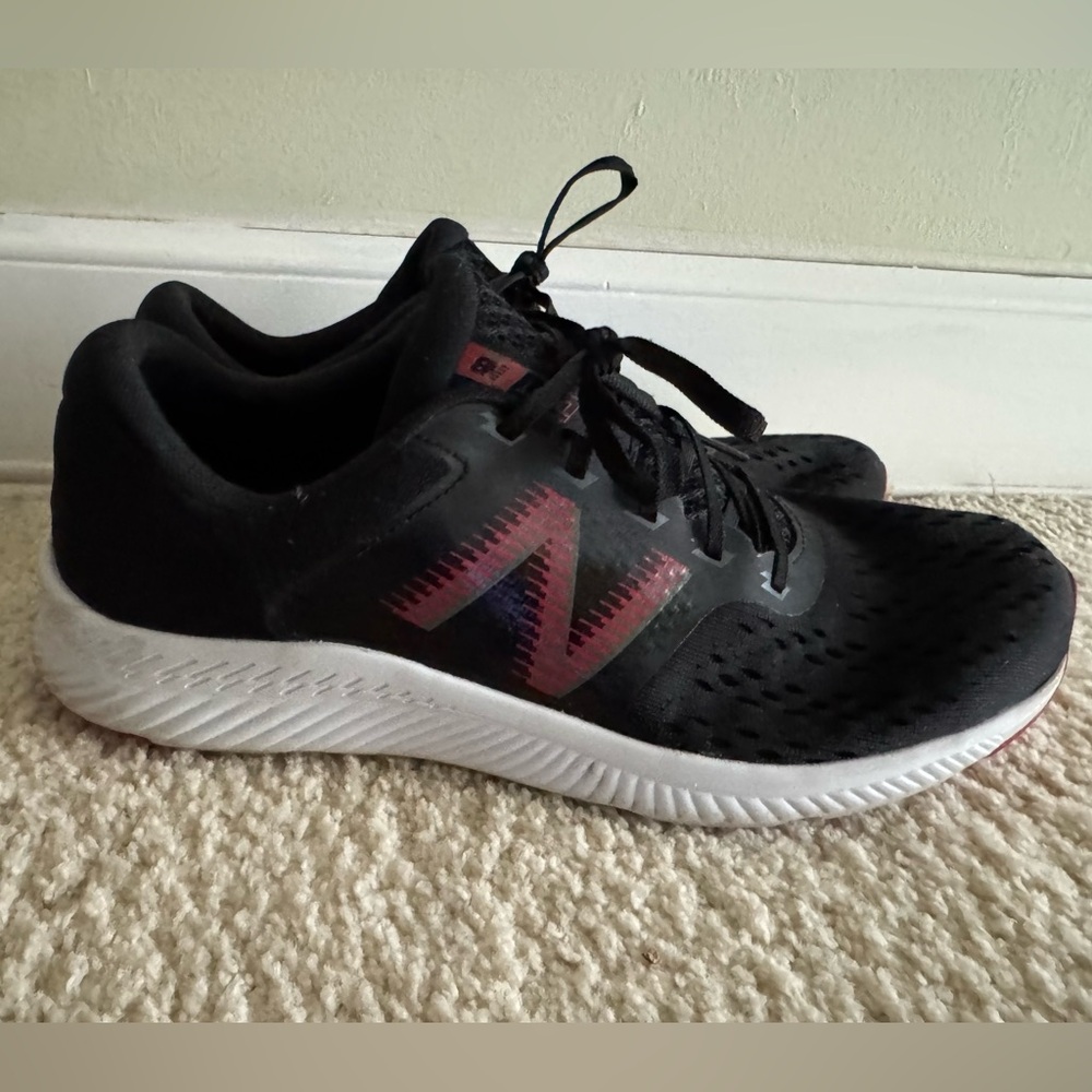 Men's size 9.5 new balance sneakers